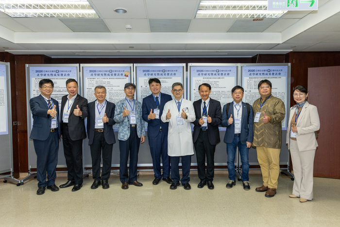 林伯修會長（右六）、舒翰鵬副總（左二）與貴賓於海報展示交流區合影