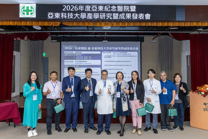 張至宏副院長（右六）、吳彥雯部長（右一）與受獎團隊合影